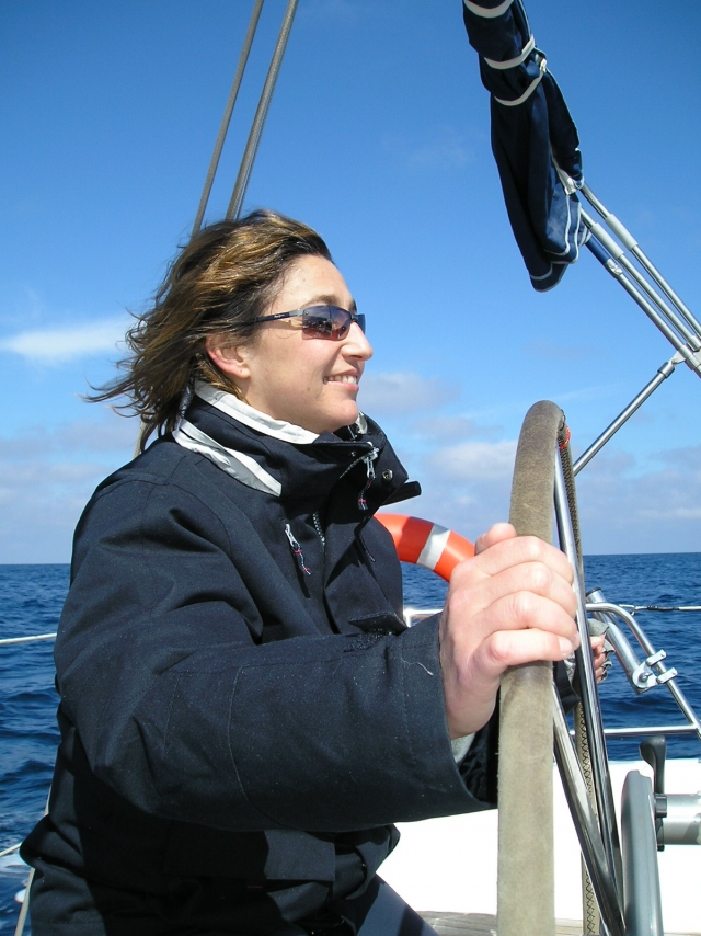 Mujer navegando el velero